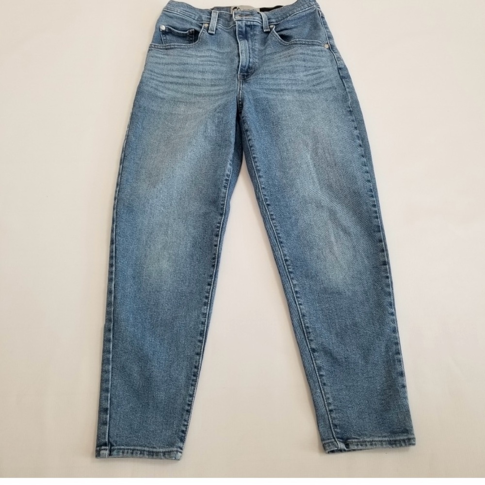 Levi's High Waisted Mom Jeans Size 28